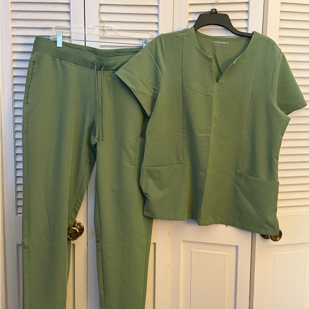 Mandala Women's Green Scrub Set